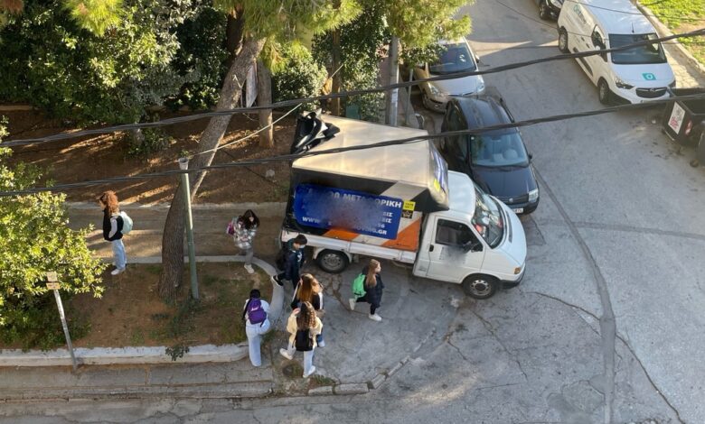 "Πάρε όταν φτάσεις (στο σχολείο)" - Καθημερινή τρέλα στον ΔΕΔΔΗΕ Χαϊδαρίου 2 "Πάρε όταν φτάσεις (στο σχολείο)" - Καθημερινή τρέλα στον ΔΕΔΔΗΕ Χαϊδαρίου 1