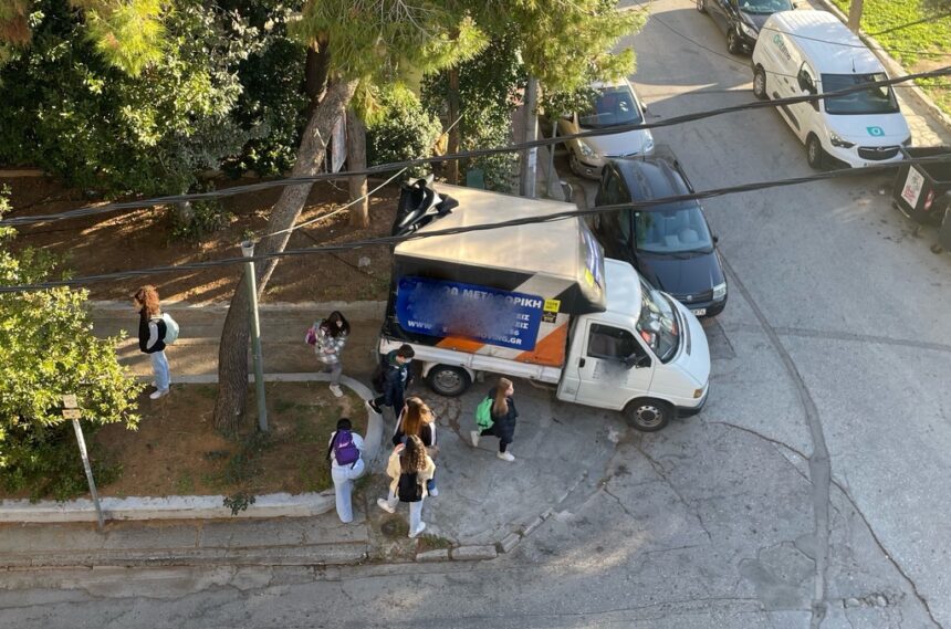 "Πάρε όταν φτάσεις (στο σχολείο)" - Καθημερινή τρέλα στον ΔΕΔΔΗΕ Χαϊδαρίου 1