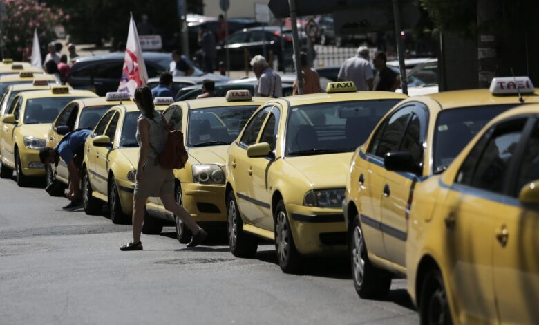 Συγκέντρωση των ταξί στη Λ. Αθηνών και πορεία 2 Συγκέντρωση των ταξί στη Λ. Αθηνών και πορεία 1