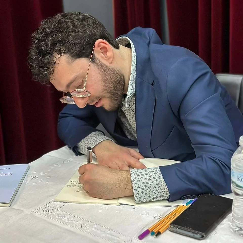 Ο ποιητής Παναγιώτης Μπενέας μιλά για "Το ελιξίριο της αιώνιας συντροφιάς" 25 Ο ποιητής Παναγιώτης Μπενέας μιλά για "Το ελιξίριο της αιώνιας συντροφιάς" 24