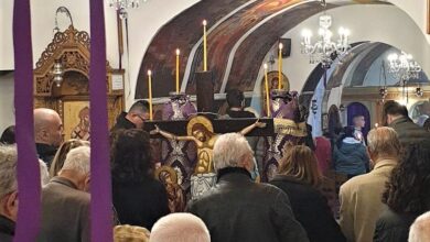 «Σήμερον κρεμάται επί ξύλου» - Κατανυκτική η ατμόσφαιρα στο εκκλησάκι του Αγίου Γεωργίου στο Χαϊδάρι. 20