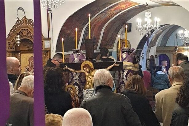 «Σήμερον κρεμάται επί ξύλου» - Κατανυκτική η ατμόσφαιρα στο εκκλησάκι του Αγίου Γεωργίου στο Χαϊδάρι. 31