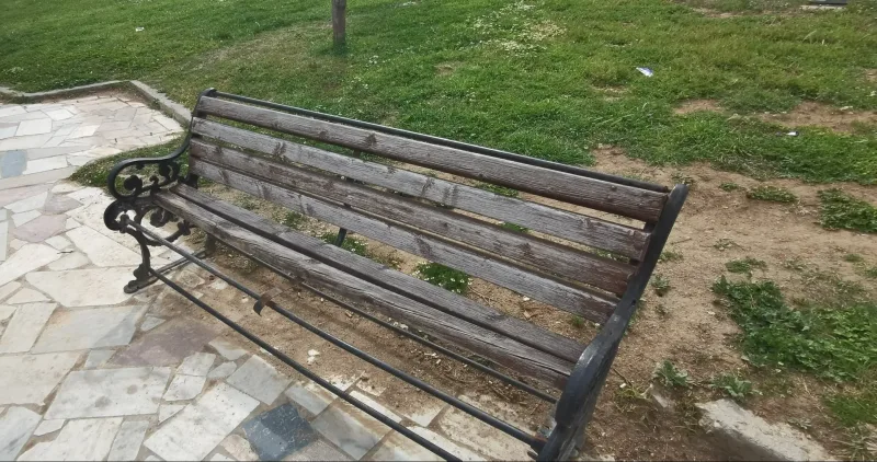 Τι αποτυπώνουν τα παγκάκια έξω από το μοναδικό ιστορικό κτήριο; 4 Τι αποτυπώνουν τα παγκάκια έξω από το μοναδικό ιστορικό κτήριο; 3