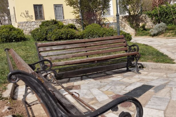 Τι αποτυπώνουν τα παγκάκια έξω από το μοναδικό ιστορικό κτήριο; 27