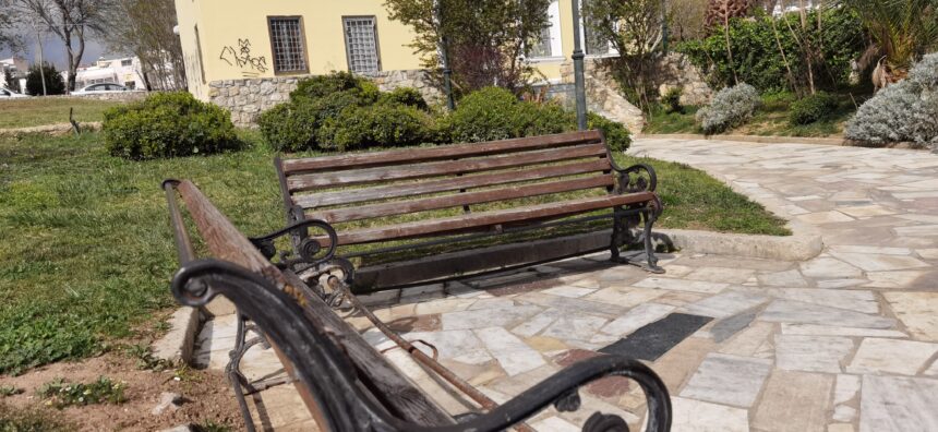 Τι αποτυπώνουν τα παγκάκια έξω από το μοναδικό ιστορικό κτήριο; 1