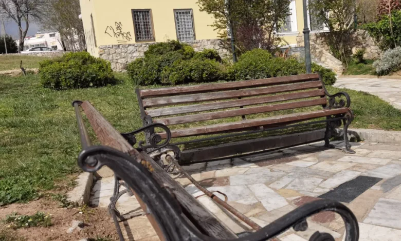 Τι αποτυπώνουν τα παγκάκια έξω από το μοναδικό ιστορικό κτήριο; 2 Τι αποτυπώνουν τα παγκάκια έξω από το μοναδικό ιστορικό κτήριο; 1
