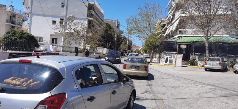 "SOS από γειτονιά του Χαϊδαρίου: Αφήνουν να μας πνίγουν χιλιάδες αυτοκίνητα" 1