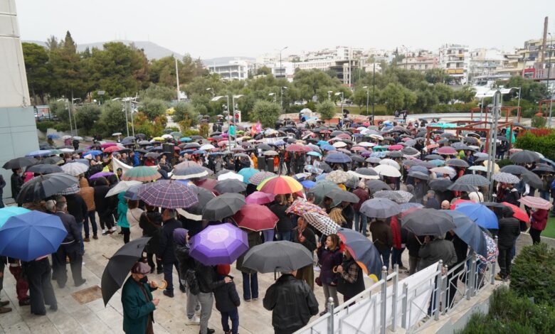 Στιγμιότυπα από τη μεγάλη "συγκέντρωση της ομπρέλας"