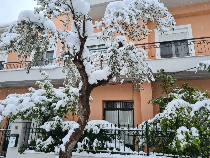 Πώς να μειώσετε το κρύο που μπάζει από τα παράθυρα