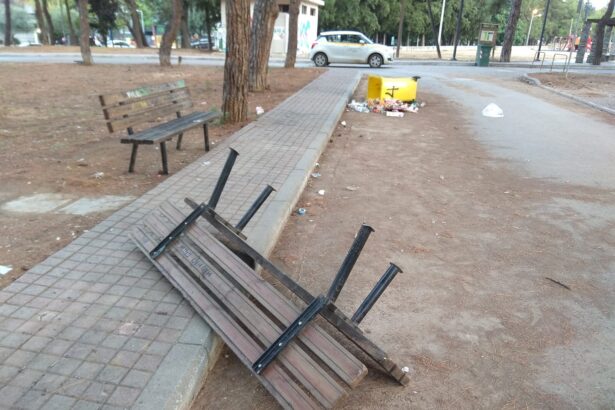 Ανήλικοι έσπασαν παγκάκια - Ο λογαριασμός στους γονείς 21