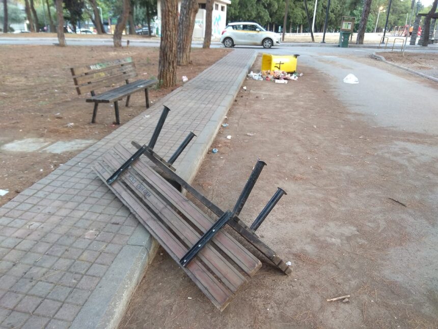 Ανήλικοι έσπασαν παγκάκια - Ο λογαριασμός στους γονείς 1