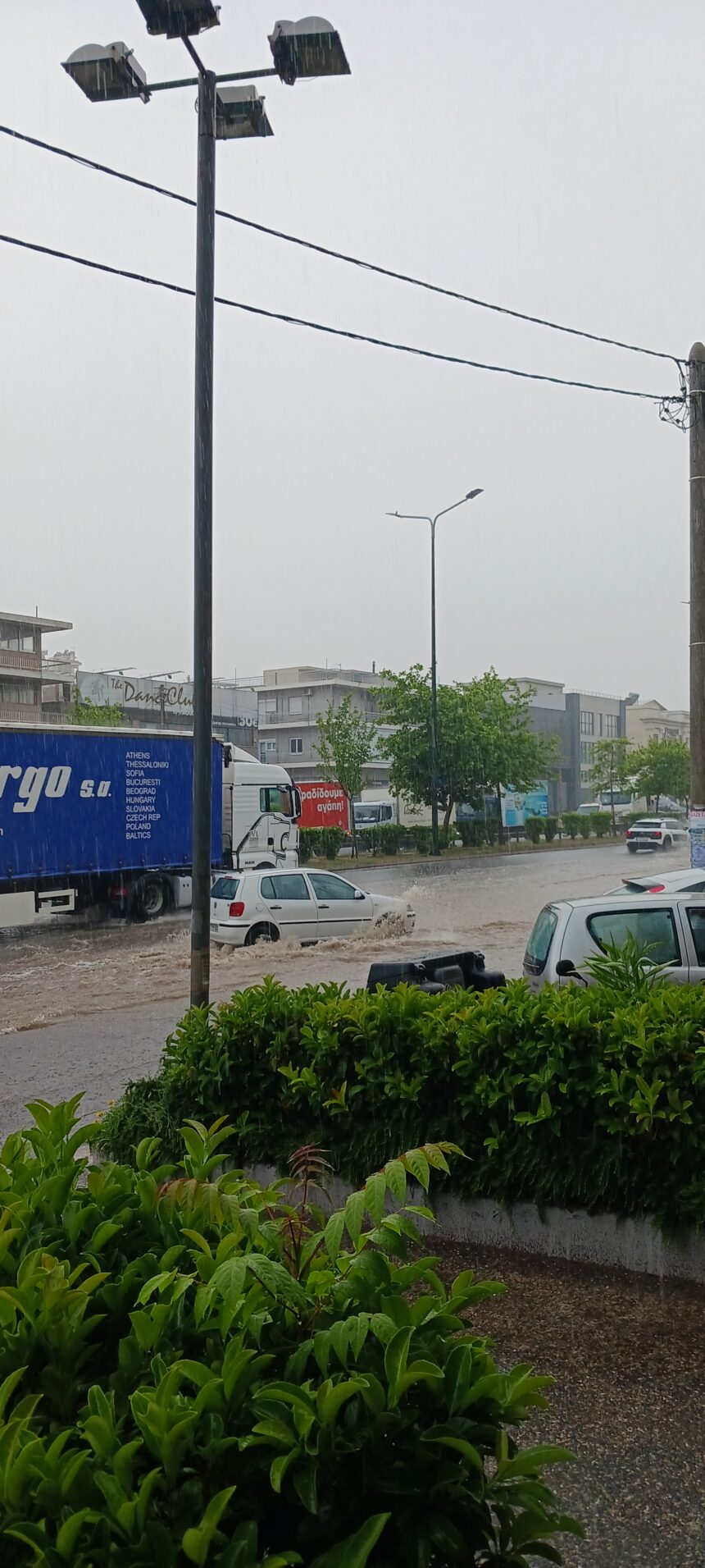 Λεωφόρος Αθηνών, μετά από μισή ώρα βροχή! 2 Λεωφόρος Αθηνών, μετά από μισή ώρα βροχή! 1