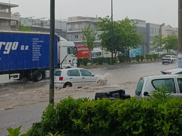 Λεωφόρος Αθηνών, μετά από μισή ώρα βροχή! 2 Λεωφόρος Αθηνών, μετά από μισή ώρα βροχή! 1