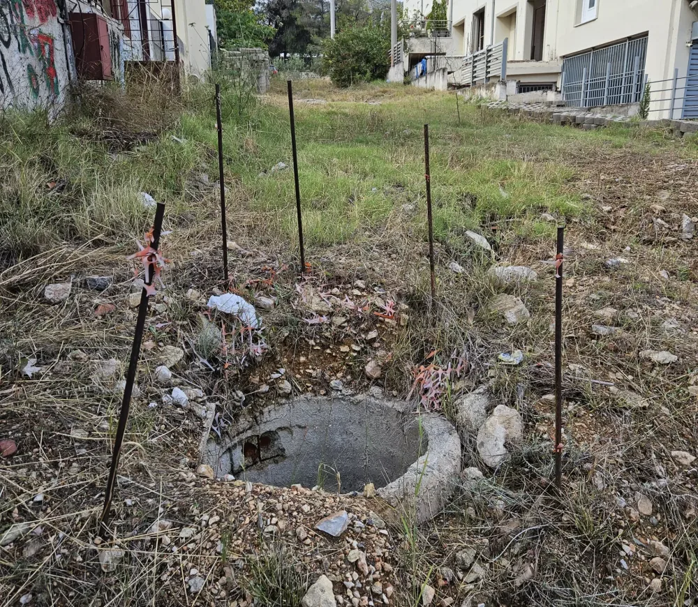Λ. Αθηνών, Δαφνί: Αν πέσει άνθρωπος εκεί μέσα, θα σκοτωθεί! 4 Λ. Αθηνών, Δαφνί: Αν πέσει άνθρωπος εκεί μέσα, θα σκοτωθεί! 3