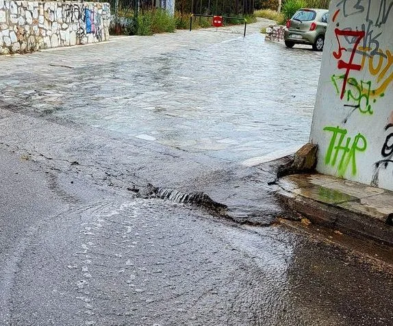 Σπάσιμο αγωγού, μεγάλη διαρροή νερού σε χώρο αδέσποτων στο Θεαθήναι 4 Σπάσιμο αγωγού, μεγάλη διαρροή νερού σε χώρο αδέσποτων στο Θεαθήναι 3