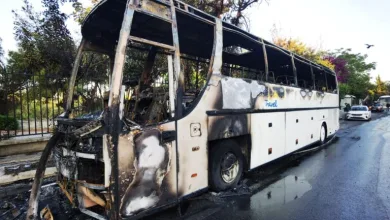 Οδομαχίες και μολότοφ - Κάηκαν τρία πούλμαν στη Λεωφόρο Αθηνών 4