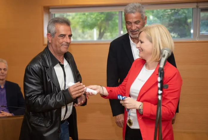 Ένας δικός μας άνθρωπος τιμήθηκε για προσφορά και αυταπάρνηση στην υπεράσπιση των βουνών μας 2 Ένας δικός μας άνθρωπος τιμήθηκε για προσφορά και αυταπάρνηση στην υπεράσπιση των βουνών μας 1
