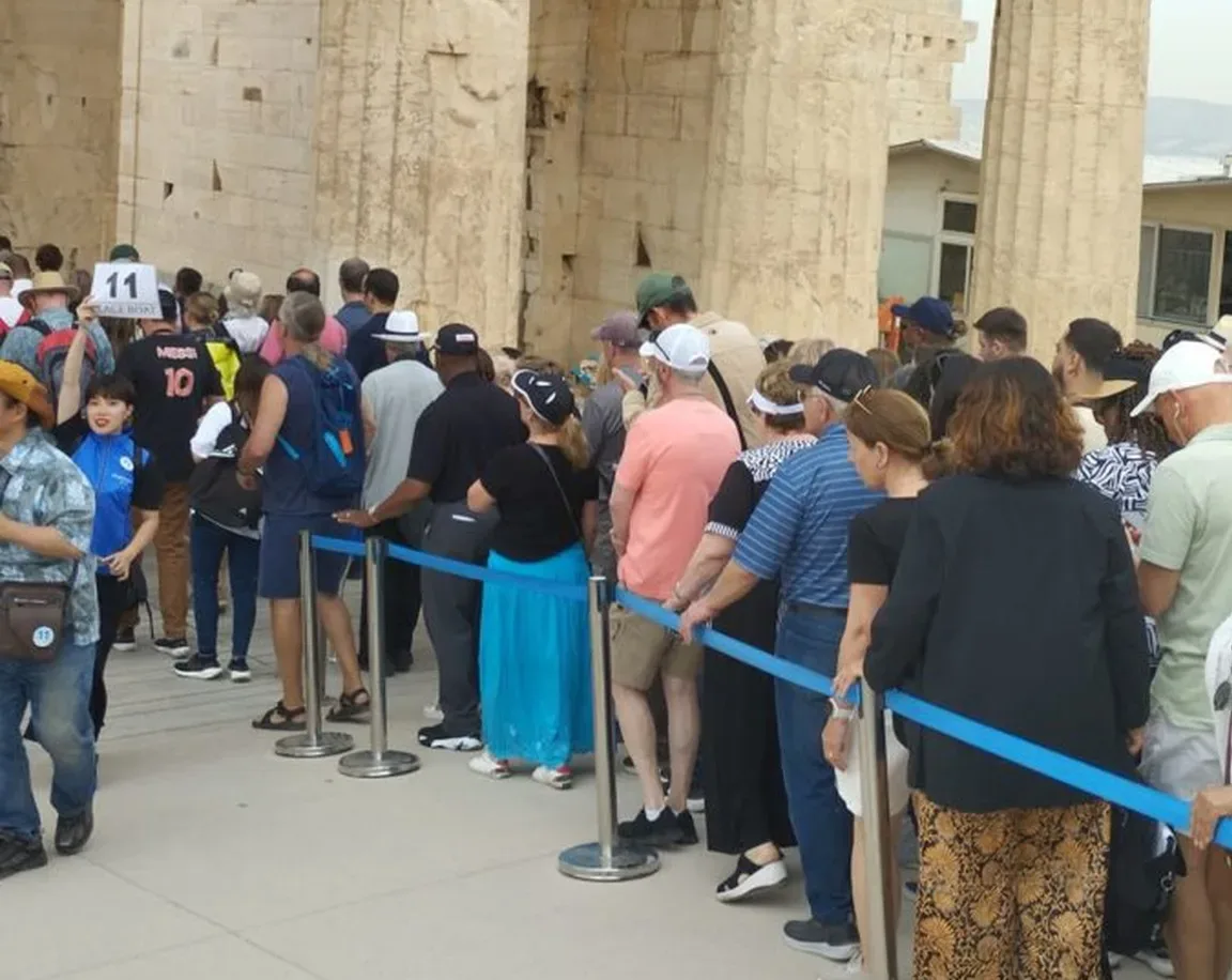 Συνωστισμός στην Ακρόπολη: Η κρουαζιέρα κάνει απόβαση στον Ιερό Βράχο 4 Συνωστισμός στην Ακρόπολη: Η κρουαζιέρα κάνει απόβαση στον Ιερό Βράχο 3