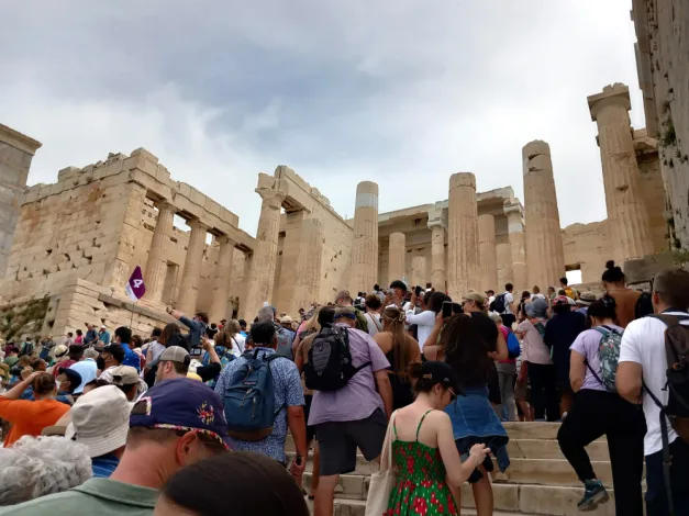 Συνωστισμός στην Ακρόπολη: Η κρουαζιέρα κάνει απόβαση στον Ιερό Βράχο 2 Συνωστισμός στην Ακρόπολη: Η κρουαζιέρα κάνει απόβαση στον Ιερό Βράχο 1