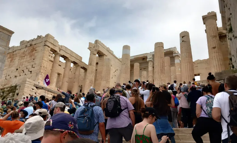 Συνωστισμός στην Ακρόπολη: Η κρουαζιέρα κάνει απόβαση στον Ιερό Βράχο 2 Συνωστισμός στην Ακρόπολη: Η κρουαζιέρα κάνει απόβαση στον Ιερό Βράχο 1