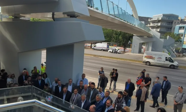 Τζάμπα τα λεφτά! 1 πεζογέφυρα της Λ. Αθηνών