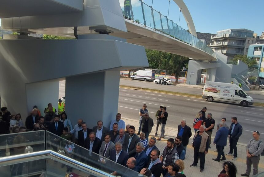 Τζάμπα τα λεφτά! 1 πεζογέφυρα της Λ. Αθηνών