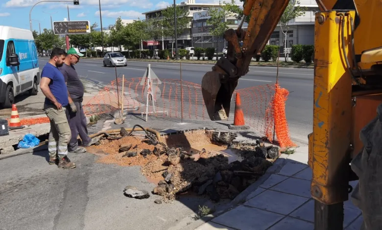 Επισκευάζεται αγωγός στη Λεωφόρο Αθηνών 2 Επισκευάζεται αγωγός στη Λεωφόρο Αθηνών 1