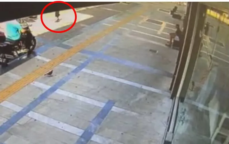 Το τετράχρονο κοριτσάκι γλίτωσε την τελευταία στιγμή, ενώ έπαιζε στην πλατεία 3 Το παιδάκι γλίτωσε την τελευταία στιγμή