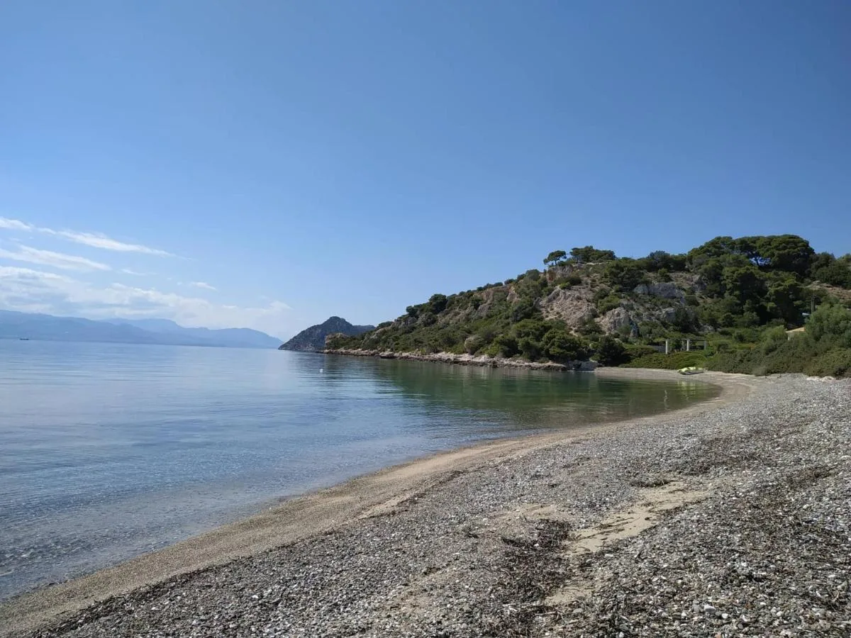 Καθαρές παραλίες 2023: Πλήρης λίστα με νερά κατάλληλα και ακατάλληλα για κολύμβηση 5 καθαρές παραλίες