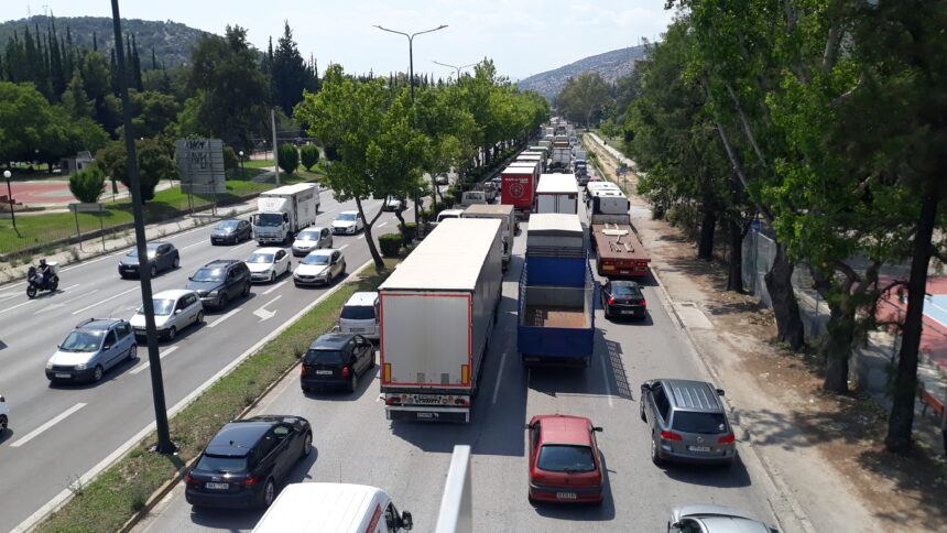 Ουρές χιλιομέτρων στη Λεωφόρο Αθηνών, στο "κόκκινο" η άνοδος του Κηφισού 1