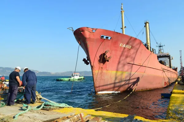 Απομακρύνθηκε "σαπάκι" από το λιμάνι της Ελευσίνας 1