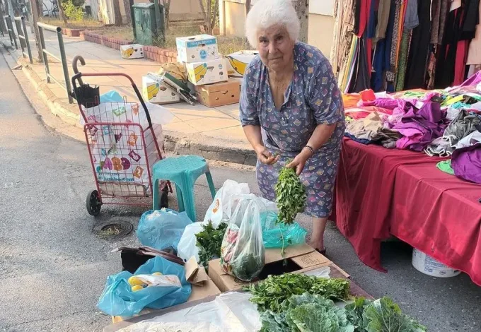 Παραγωγός ετών 82 - Η κυρά Χρυσούλα στη λαϊκή της Αγίας Βαρβάρας 2 Παραγωγός ετών 82 - Η κυρά Χρυσούλα στη λαϊκή της Αγίας Βαρβάρας 1