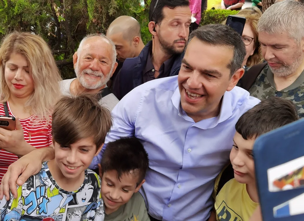 Ο Αλέξης Τσίπρας στο Χαϊδάρι δήλωσε... "ντεμοντέ" - Η βόλτα στην Καραϊσκάκη 31 Ο Αλέξης Τσίπρας στο Χαϊδάρι δήλωσε... "ντεμοντέ" - Η βόλτα στην Καραϊσκάκη 30
