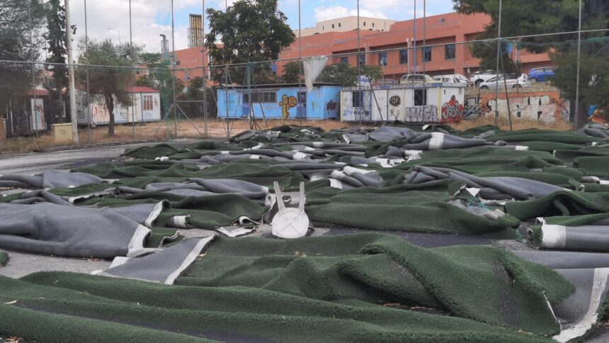 Μαύρα χάλια στο γήπεδο και το γύρω άλσος 2 Μαύρα χάλια στο γήπεδο και το γύρω άλσος 1