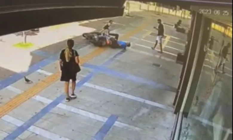 Το τετράχρονο κοριτσάκι γλίτωσε την τελευταία στιγμή, ενώ έπαιζε στην πλατεία 2 Το τετράχρονο κοριτσάκι γλίτωσε την τελευταία στιγμή, ενώ έπαιζε στην πλατεία 1