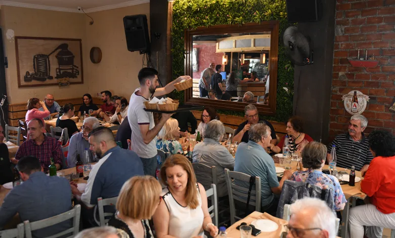 Στιγμές χαλάρωσης σε μεζεδοπωλείο στο Αιγάλεω για τον Δημήτρη Κουτσούμπα 2 Στιγμές χαλάρωσης σε μεζεδοπωλείο στο Αιγάλεω για τον Δημήτρη Κουτσούμπα 1