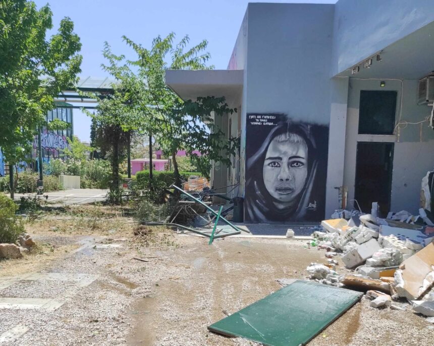 Πετρούπολη: Επιχείρηση της ΕΛΑΣ σε υπό κατάληψη κτήριο - Βίντεο 1