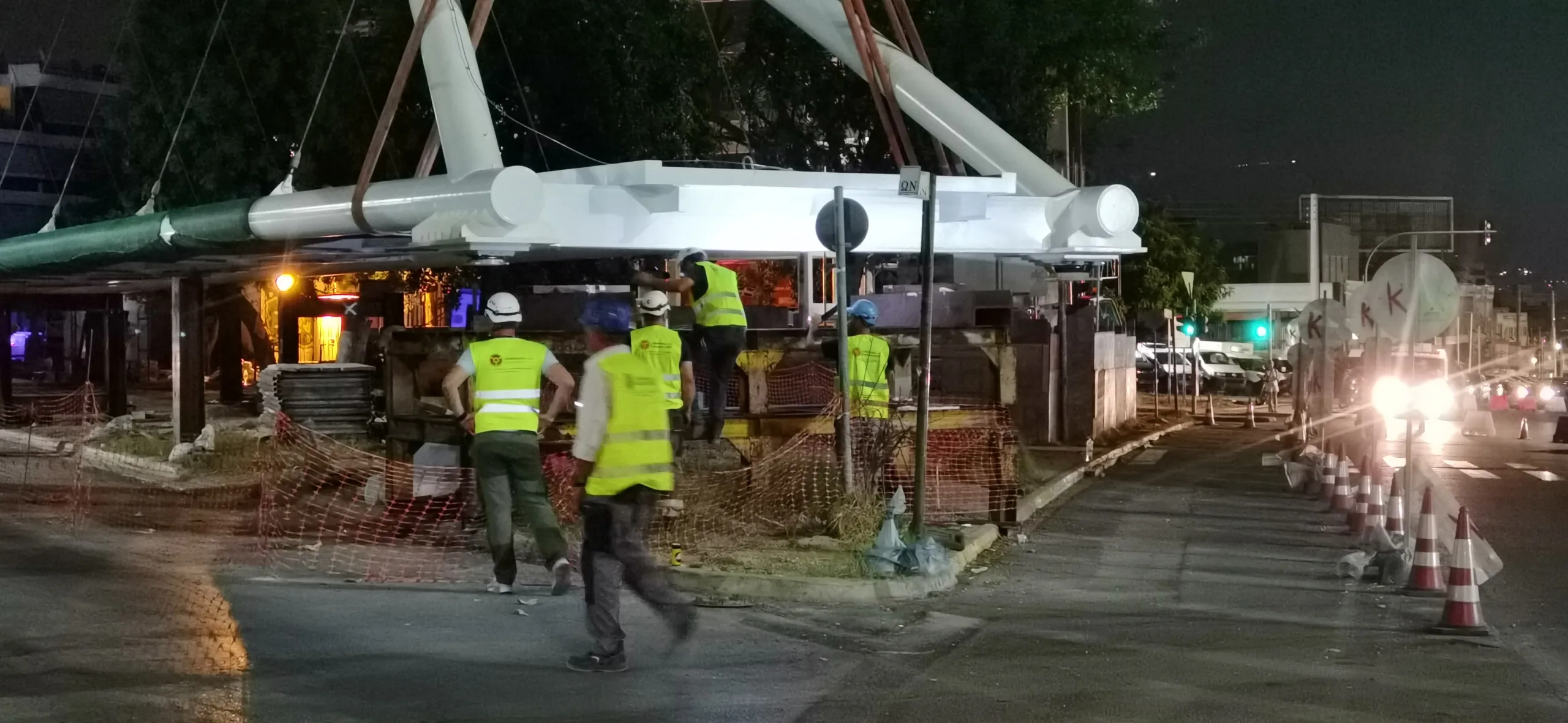 Ανέβηκε στα βάθρα της η πεζογέφυρα των 100 τόνων στο Παλατάκι 3 ανύψωση της πεζογέφυρας