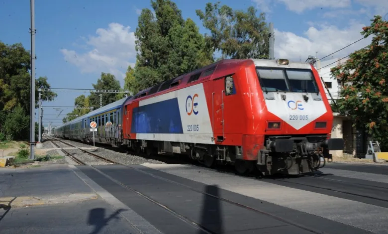 Σύγκρουση τρένου με αυτοκίνητο στην Ιερά Οδό 2 Σύγκρουση τρένου με αυτοκίνητο στην Ιερά Οδό 1