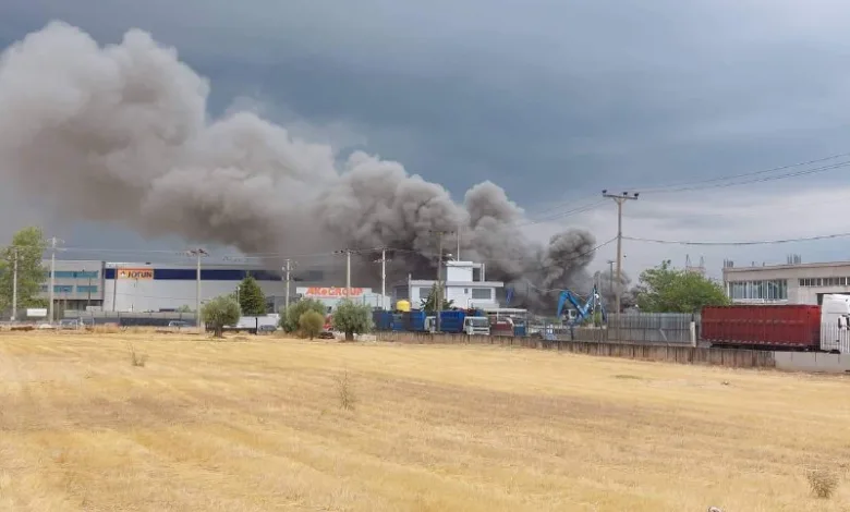 Φωτιά καίει σκουπίδια σε εργοστάσιο ανακύκλωσης στη Μάνδρα 2 Φωτιά καίει σκουπίδια σε εργοστάσιο ανακύκλωσης στη Μάνδρα 1