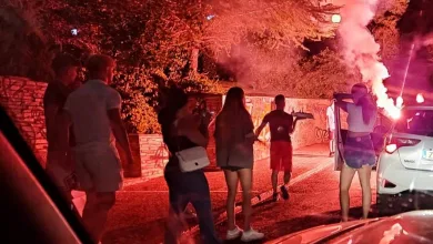 "Πέρα βρέχει"... Άναψαν βεγγαλικό κάτω από τα πεύκα! 20
