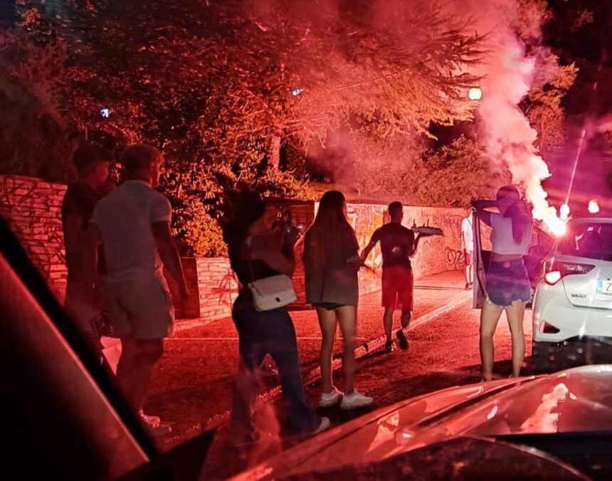 "Πέρα βρέχει"... Άναψαν βεγγαλικό κάτω από τα πεύκα! 1