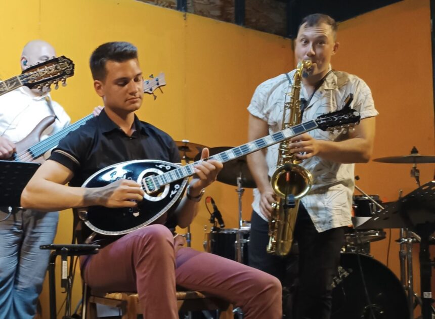 Ο Γιάννης Ζαχαρόπουλος με το μπουζούκι του στη μεγάλη συναυλία για τον Νικολόπουλο 1