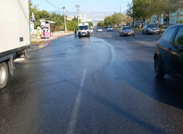 Ζημιά σε μεγάλο αγωγό - Διαρροή νερού στη Λ. Αθηνών 2 Ζημιά σε μεγάλο αγωγό - Διαρροή νερού στη Λ. Αθηνών 1