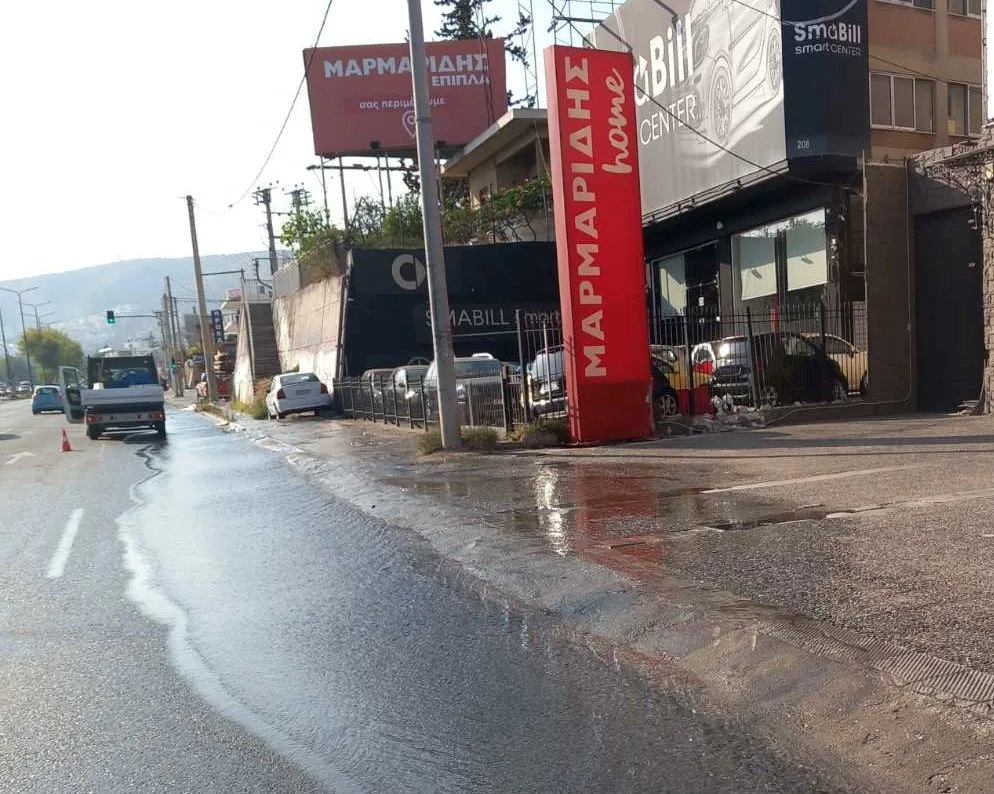 Ζημιά σε μεγάλο αγωγό - Διαρροή νερού στη Λ. Αθηνών 4 Ζημιά σε μεγάλο αγωγό - Διαρροή νερού στη Λ. Αθηνών 3