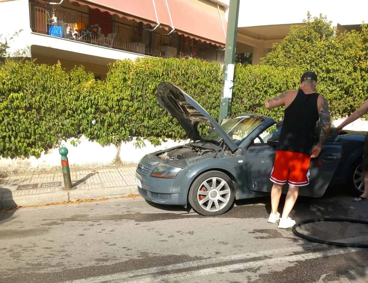 Φωτιά σε ΙΧ, κλειστή η Γ. Παπανδρέου 4 Φωτιά σε ΙΧ, κλειστή η Γ. Παπανδρέου 3