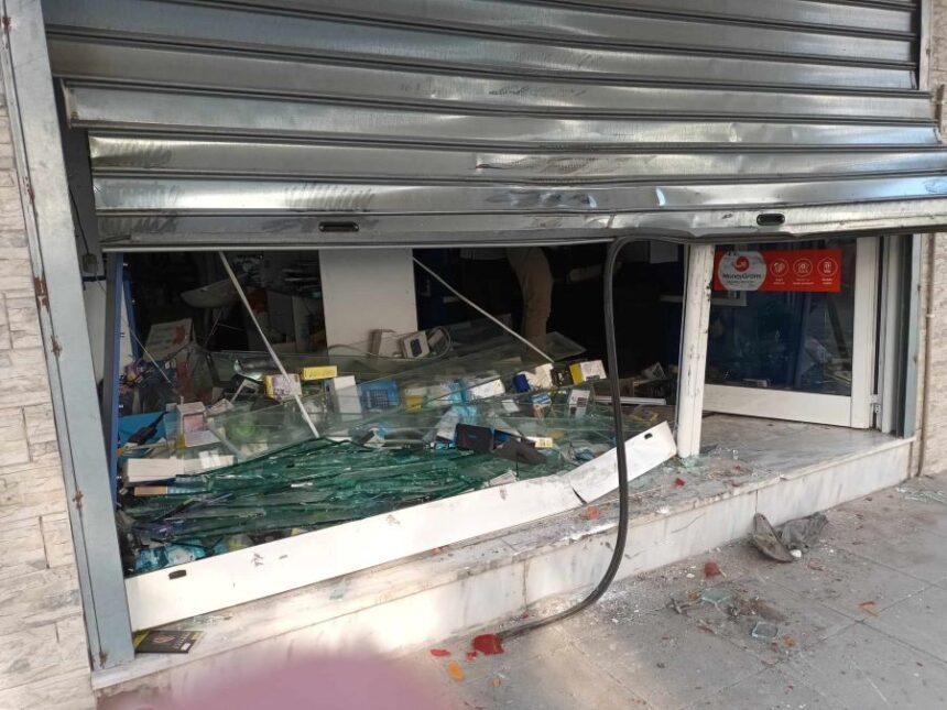 Θρασύτατη ληστεία στο κέντρο της Ελευσίνας σε κατάστημα ταχυμεταφοράς χρημάτων 2 Θρασύτατη ληστεία στο κέντρο της Ελευσίνας σε κατάστημα ταχυμεταφοράς χρημάτων 1