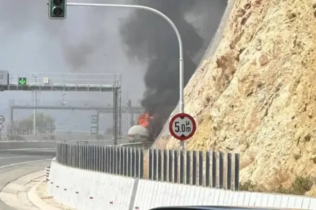 Κοινή ανακοίνωση ΕΛΑΣ – Πυροσβεστικής για τη φωτιά στο βυτιοφόρο και την επιχείρηση 27