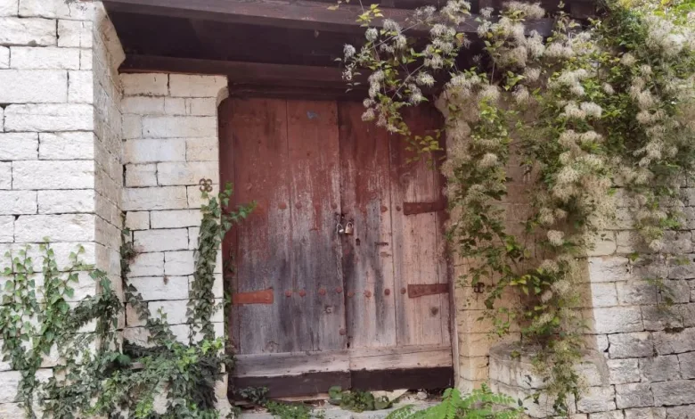 Το απαράμιλλο ελληνικό βουνό παρακμάζει, τα σπίτια μένουν κλειδαμπαρωμένα 2 Το απαράμιλλο ελληνικό βουνό παρακμάζει, τα σπίτια μένουν κλειδαμπαρωμένα 1