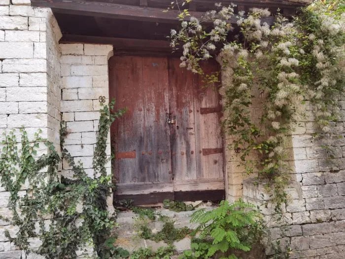 Το απαράμιλλο ελληνικό βουνό παρακμάζει, τα περισσότερα σπίτια μένουν κλειδαμπαρωμένα 7 Το απαράμιλλο ελληνικό βουνό παρακμάζει, τα περισσότερα σπίτια μένουν κλειδαμπαρωμένα 6
